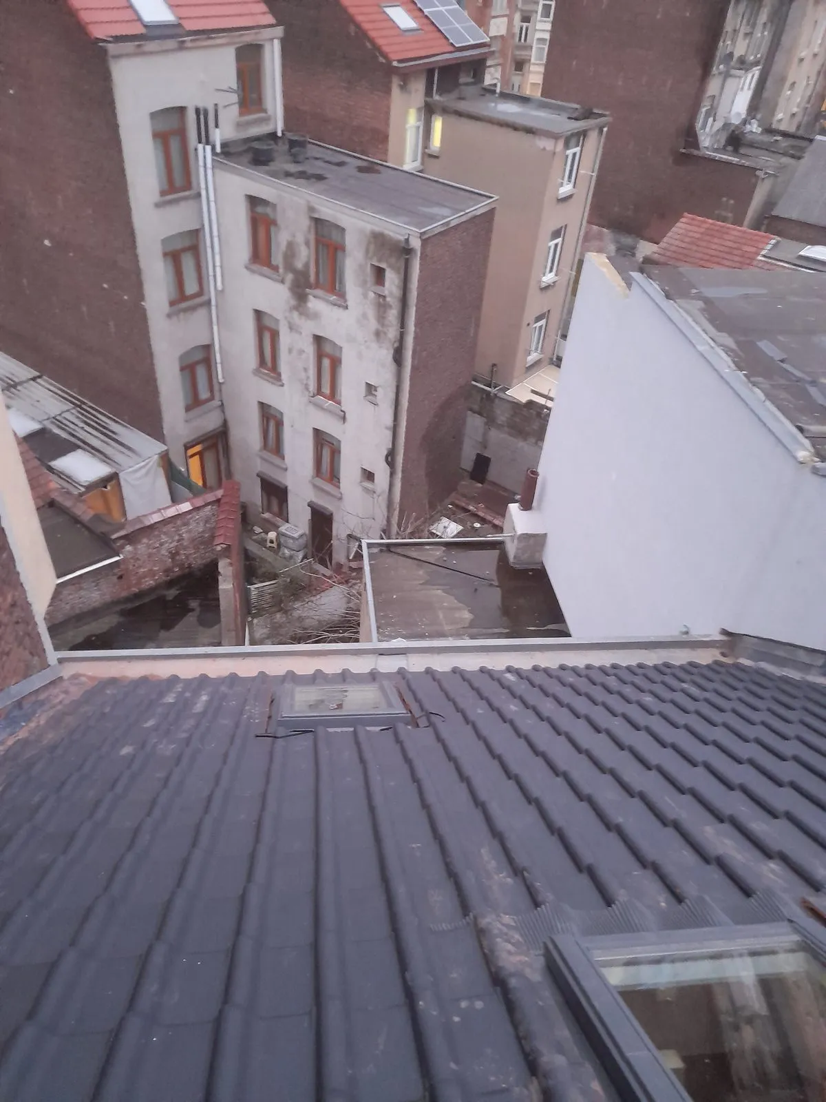 Toiture en tuiles avec fenêtre de toit — 2021